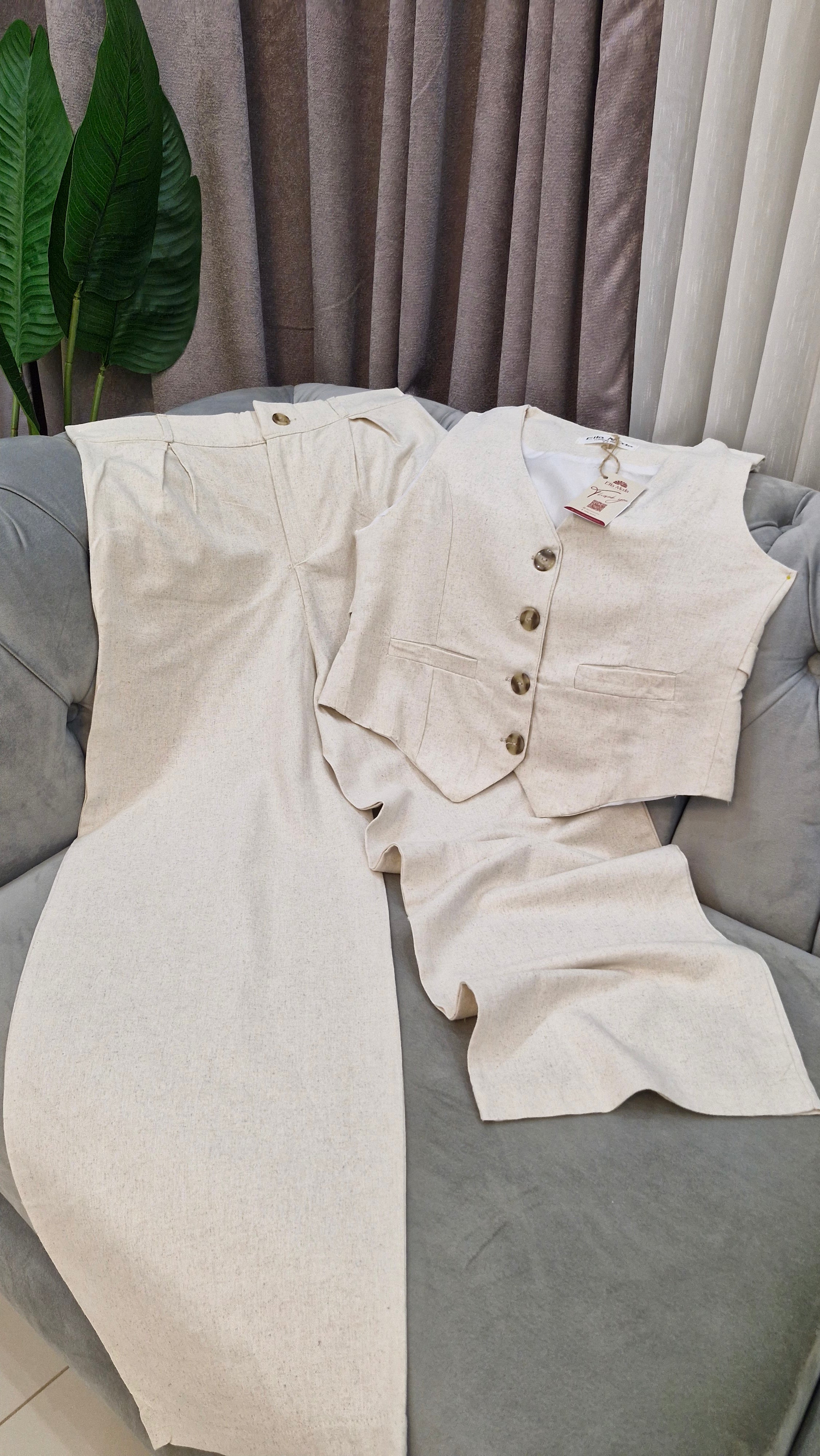 Ensemble gilet sans manches en lin naturel.