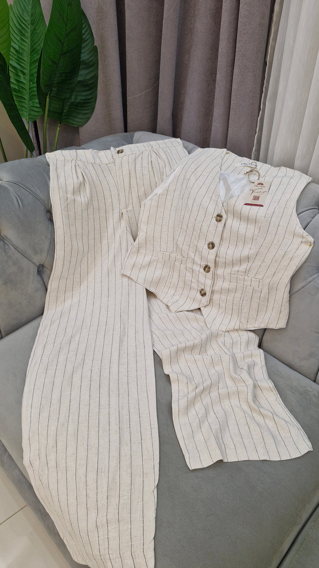 Ensemble gilet sans manches en lin naturel.
